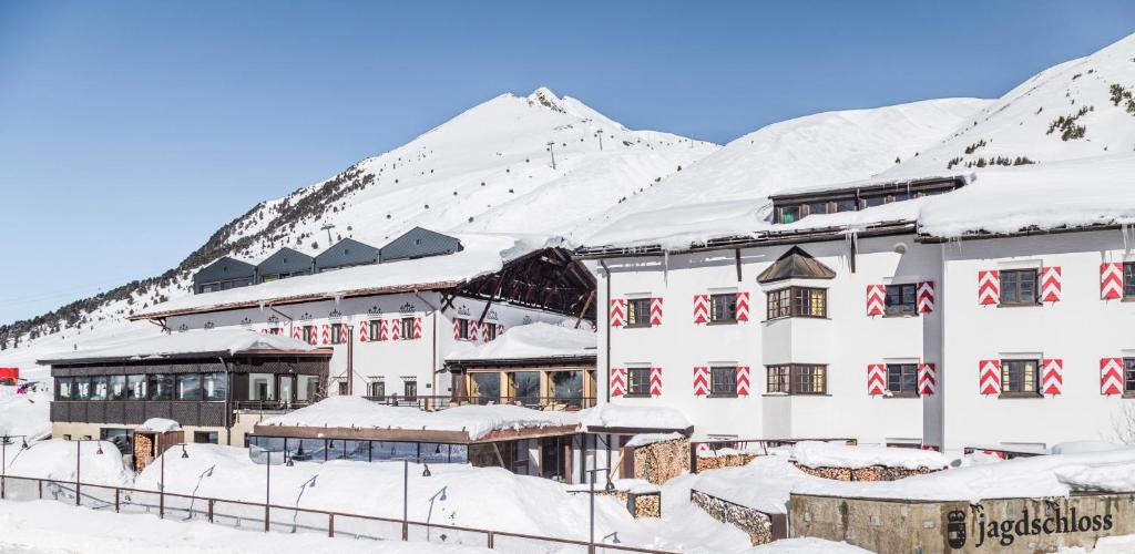 Nespecifikovaný výhled na hory nebo výhled na hory při pohledu z hotelu
