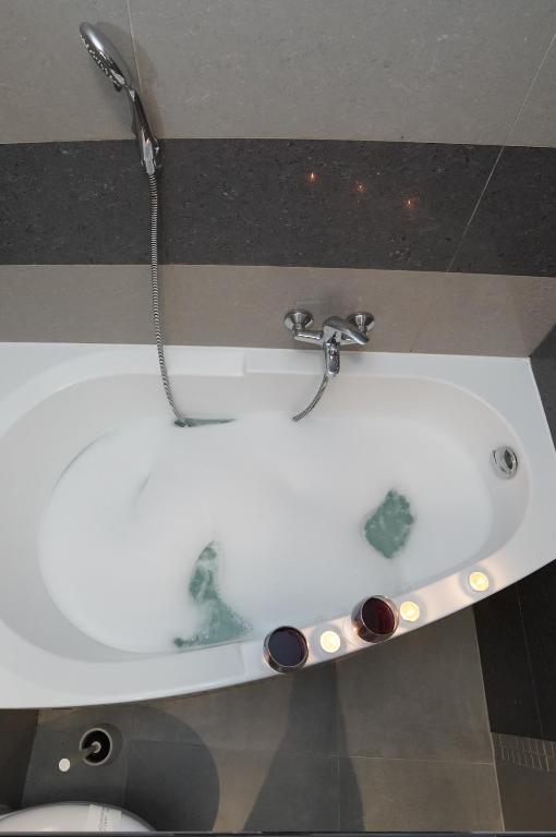 Cracovia Apartments - Superior One-Bedroom Apartment With Jacuzzi