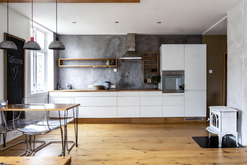 Kitchen o kitchenette sa Cozy apartment in Alesund city