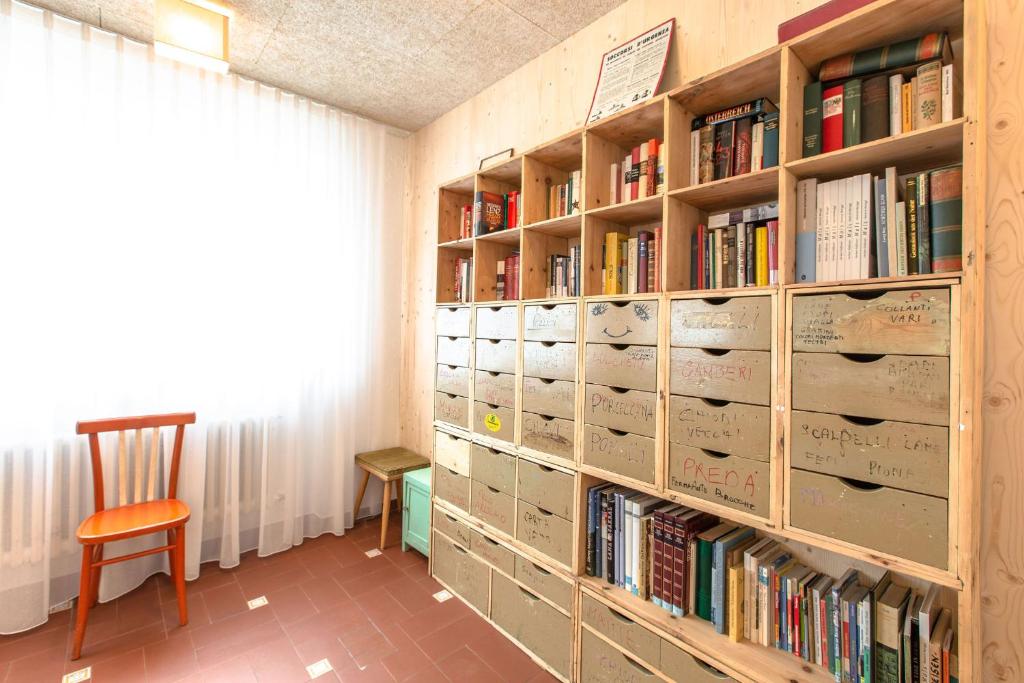 Knihovna v hostelu