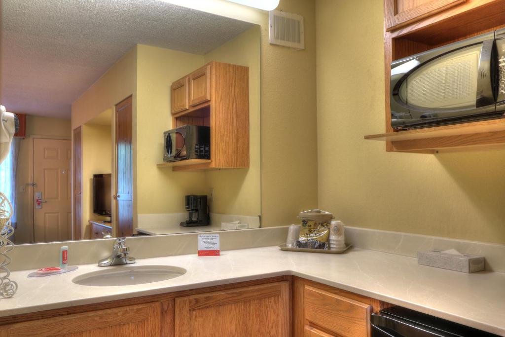 Econo Lodge Pigeon Forge Riverside - King Room - Accessible/Non-Smoking