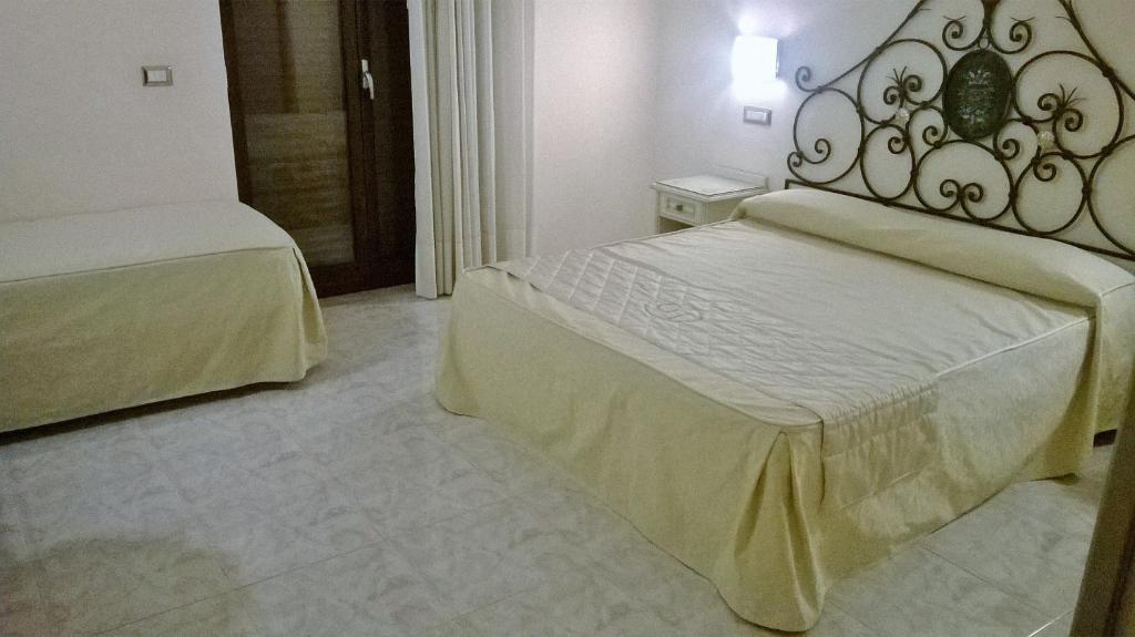 Łóżko lub łóżka w pokoju w obiekcie Hotel Ginevra