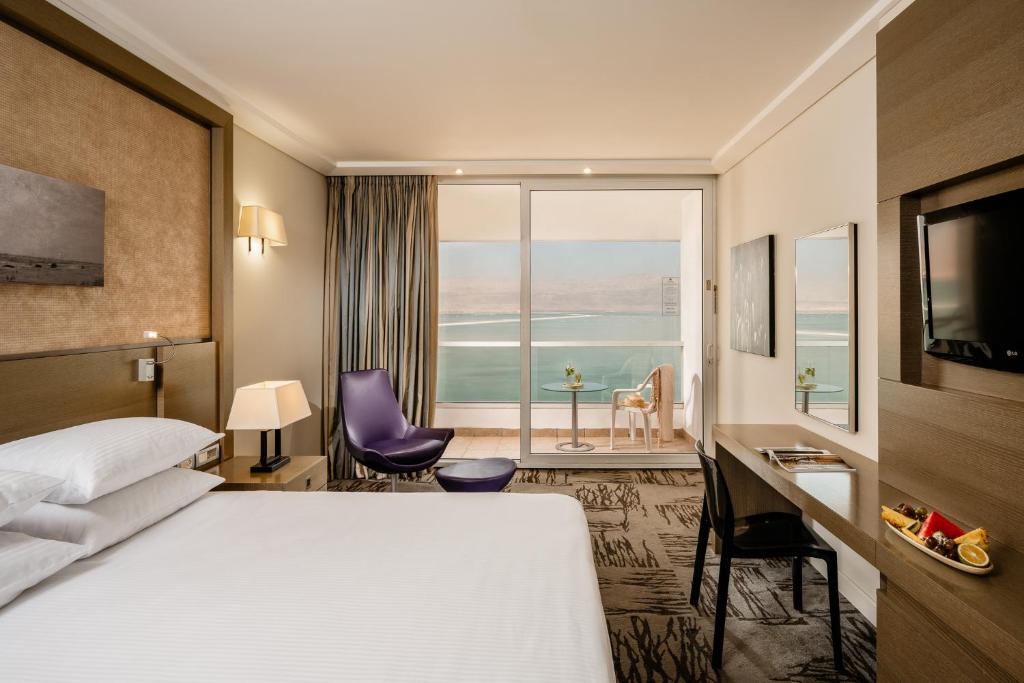 Postel nebo postele na pokoji v ubytování Vert Dead Sea by AFI Hotels
