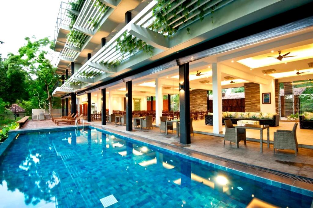 Bazén v ubytování The Lake Forest Hotel nebo v jeho okolí
