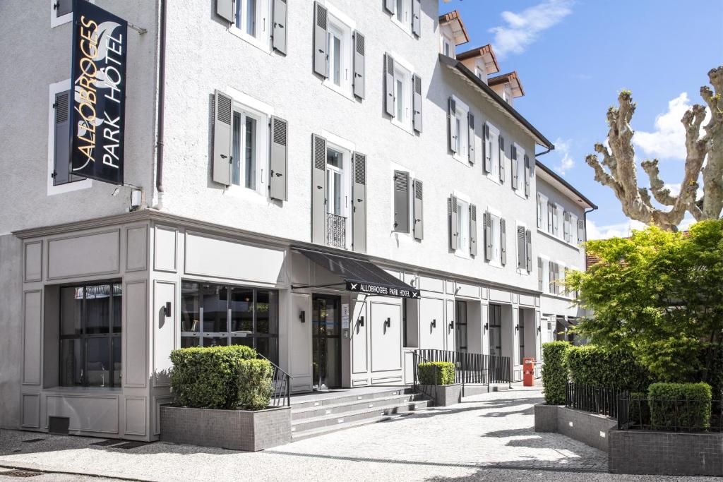 un montage de l'avant du bâtiment dans l'établissement Allobroges Park Hôtel, à Annecy