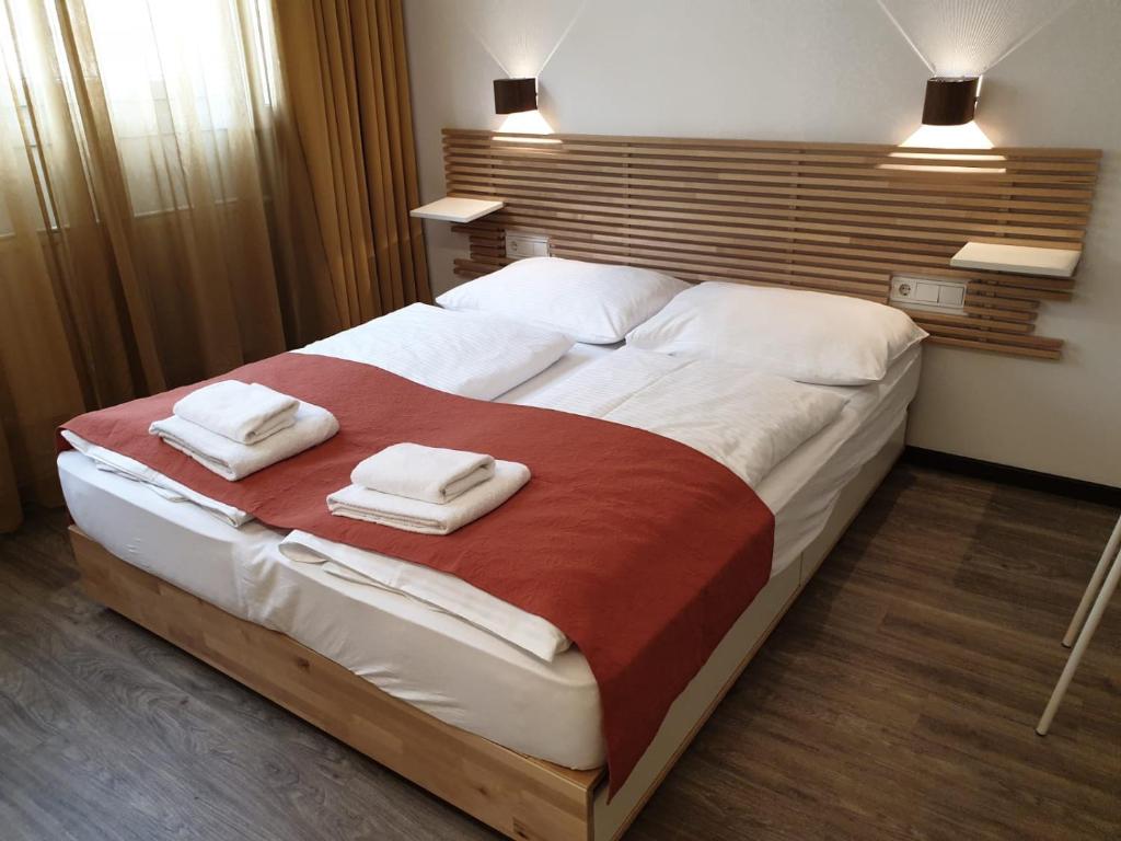 ウィーンにあるJiM Apartmentsのベッドルーム1室(大型ベッド1台、タオル2枚付)