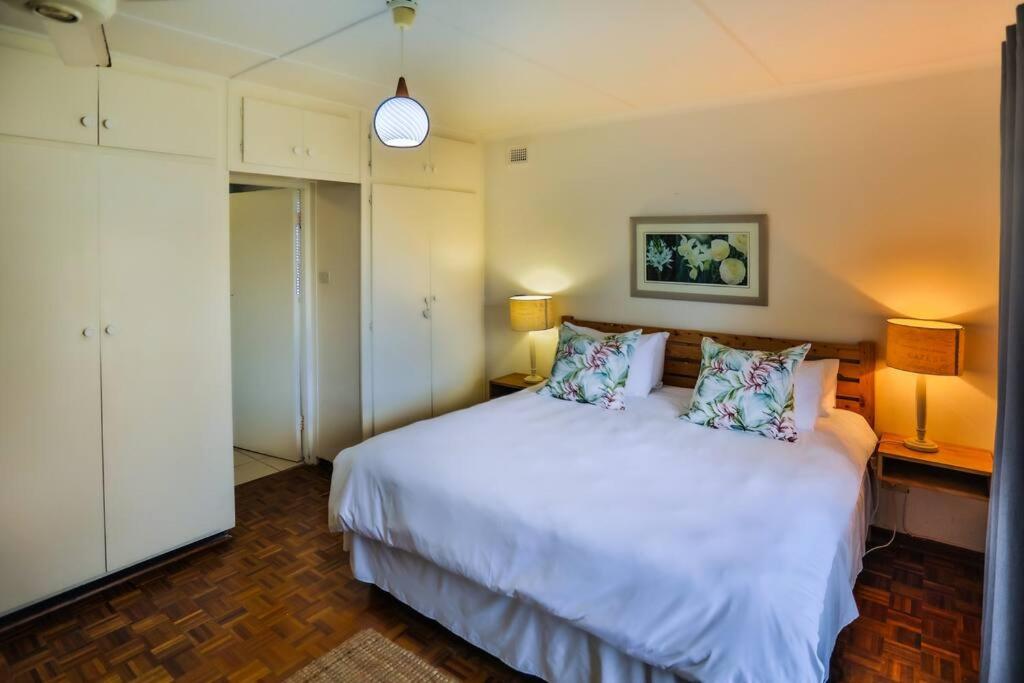 Ένα ή περισσότερα κρεβάτια σε δωμάτιο στο One Jack Powell House- Classic family home steps away from the beach