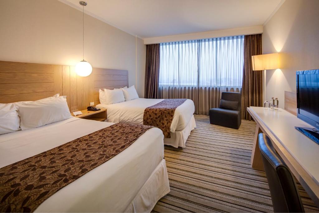 Una cama o camas en una habitación de Wyndham Concepcion Pettra