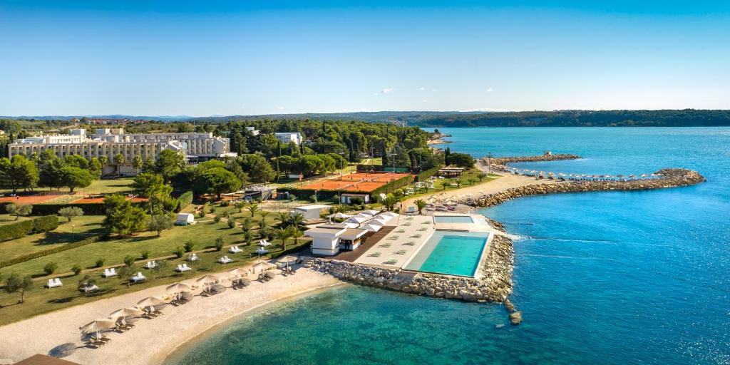 eine Luftansicht eines Resorts auf dem Wasser in der Unterkunft Aminess Maestral Hotel in Novigrad Istria