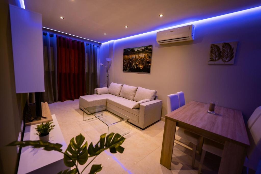 un salon avec un canapé et une table dans l'établissement Viviendas Vacacionales Aurea, à Arrecife