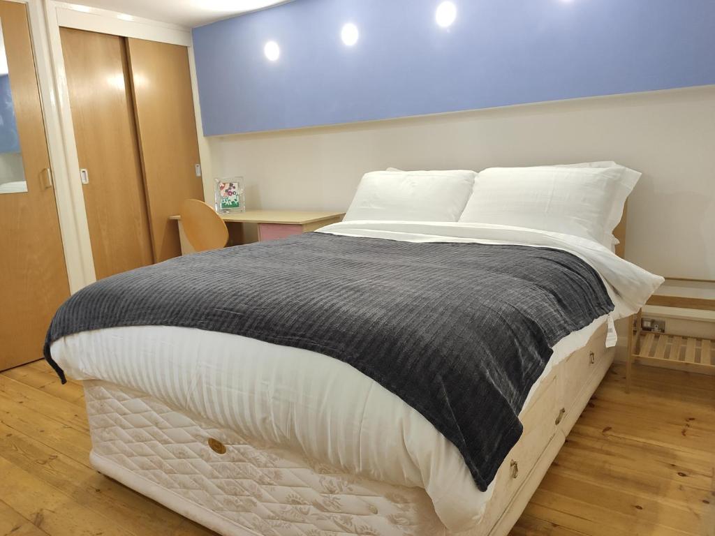 Postel nebo postele na pokoji v ubytování City Centre duplex 3rooms apartment with parking