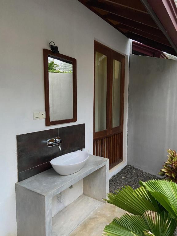 Sanjis The Seaside Cabanas - 3