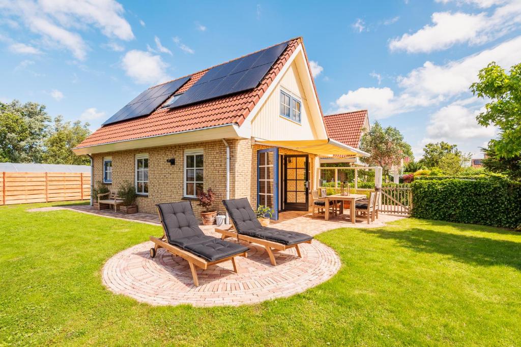 斯霍爾的住宿－Goudkust 4 'Schoorls Geluk'，屋顶上设有太阳能电池板的房子