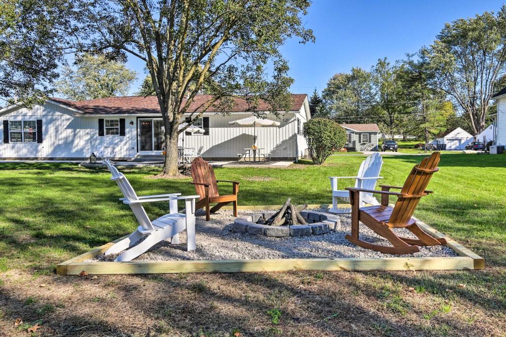 um grupo de cadeiras sentadas à volta de uma fogueira em Warm and Cozy Buckeye Lake Home Yard and Patios! em Hebron