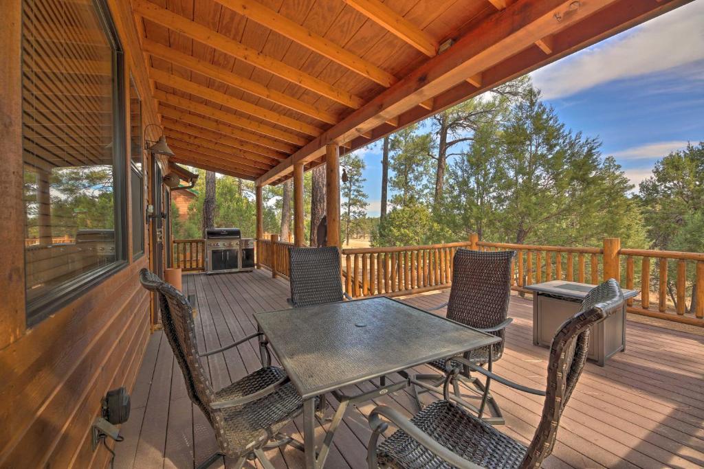 un patio con mesa y sillas en una terraza en Show Low Cabin Less Than 4 Miles to Fool Hollow Lake!, en Show Low