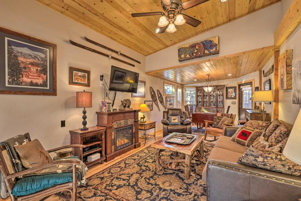 een woonkamer met meubilair en een plafond bij Breckenridge Cabin with Resort Perks and Mtn Views! in Breckenridge