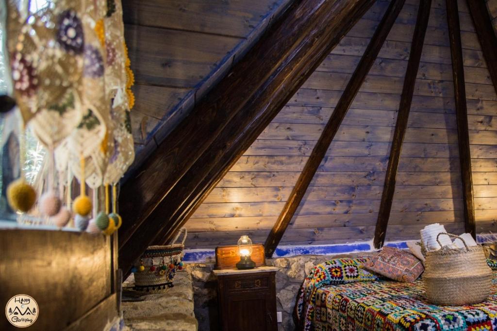 Łóżko lub łóżka w pokoju w obiekcie HAPPY GLAMPING MADONIE