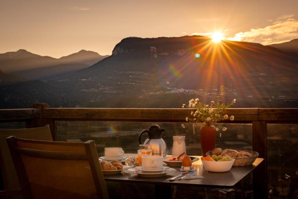 Widok na góry z tego aparthotelu