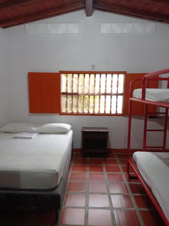 Postel nebo postele na pokoji v ubytování Las Cabanas de Pino Hostel