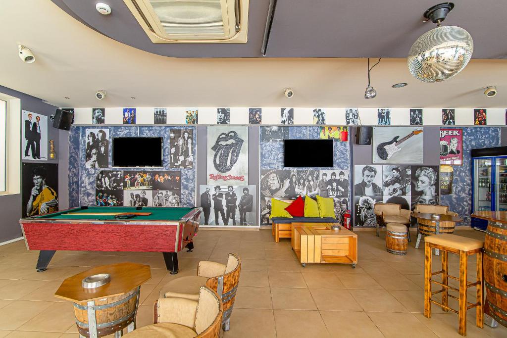 TV a/nebo společenská místnost v ubytování Ilios Malia Hotel Resort