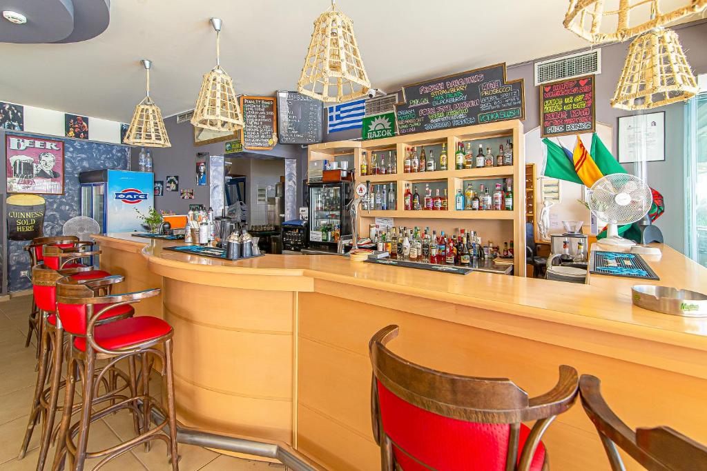 Lounge nebo bar v ubytování Ilios Malia Hotel Resort
