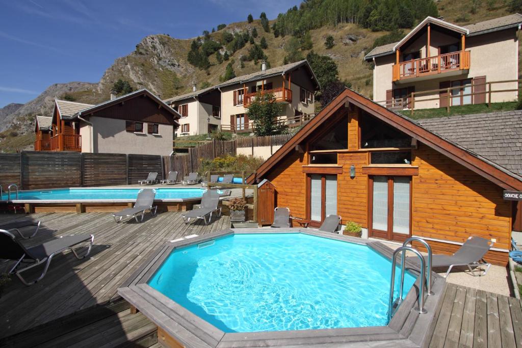 una gran piscina en una terraza junto a una casa en Locations Appartements & Chalets - village Piéton, vue Glaciers, en La Grave