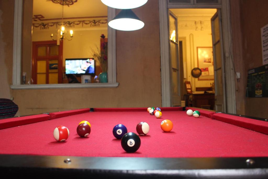 Biliár nebo kulečník v ubytování La Casa Roja Hostel