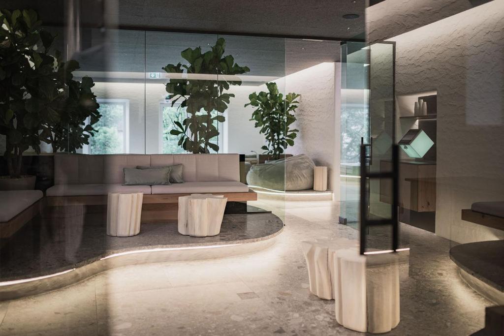 salon z kanapą i doniczkami w obiekcie Stadthotel Goldenes Schiff w mieście Bad Ischl