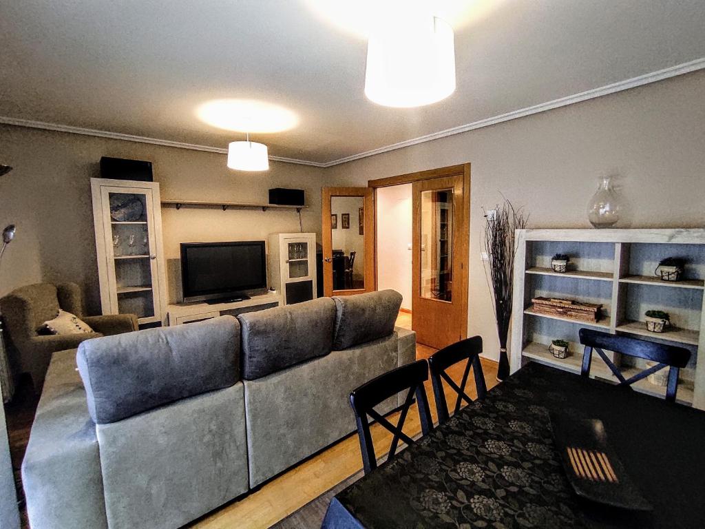 ein Wohnzimmer mit einem Sofa und einem TV in der Unterkunft Real 10 in Soria