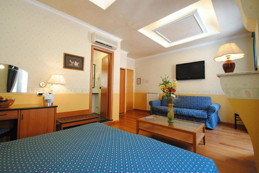 Televízia a/alebo spoločenská miestnosť v ubytovaní Hotel Verona Rome