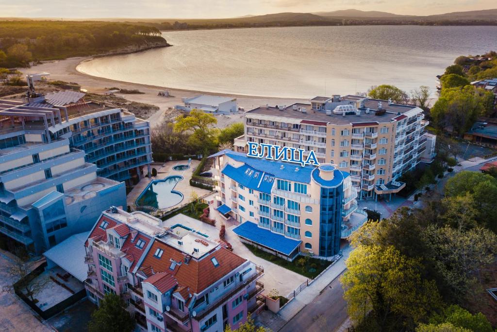 eine Luftansicht auf ein Hotel und einen Strand in der Unterkunft Hotel Elitza in Kiten