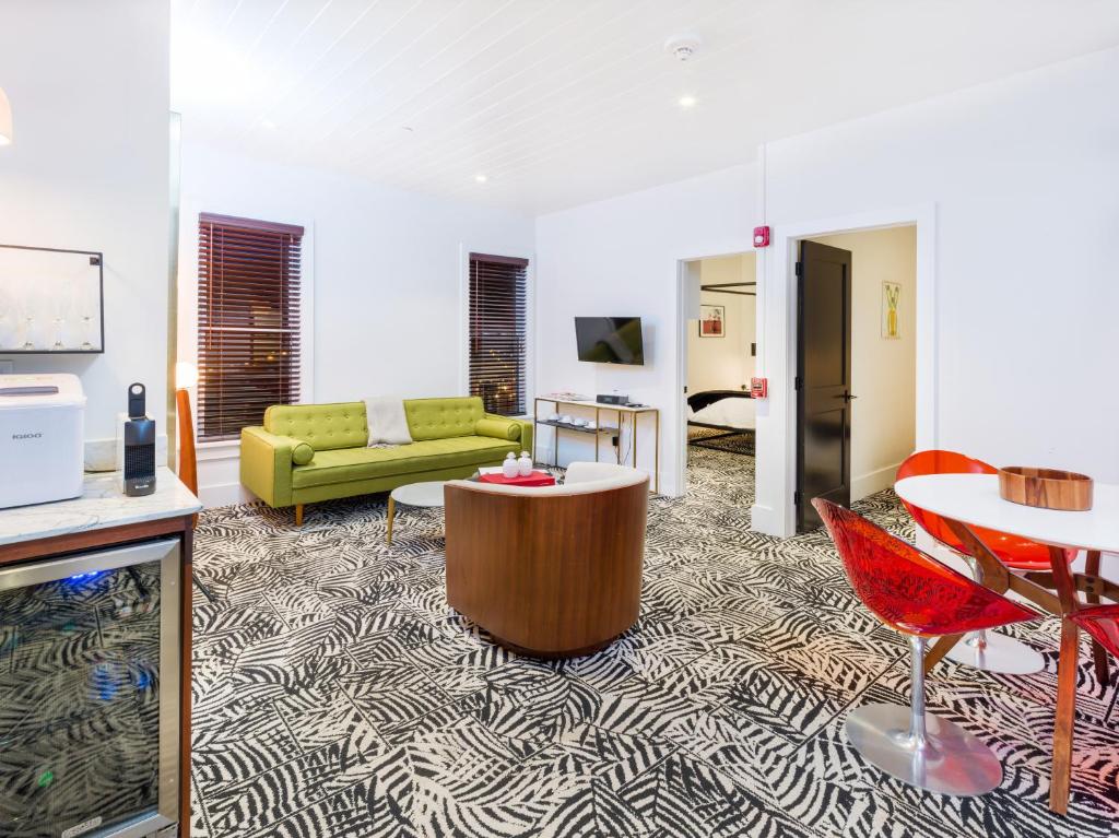 TV a/nebo společenská místnost v ubytování American Beech Hotel