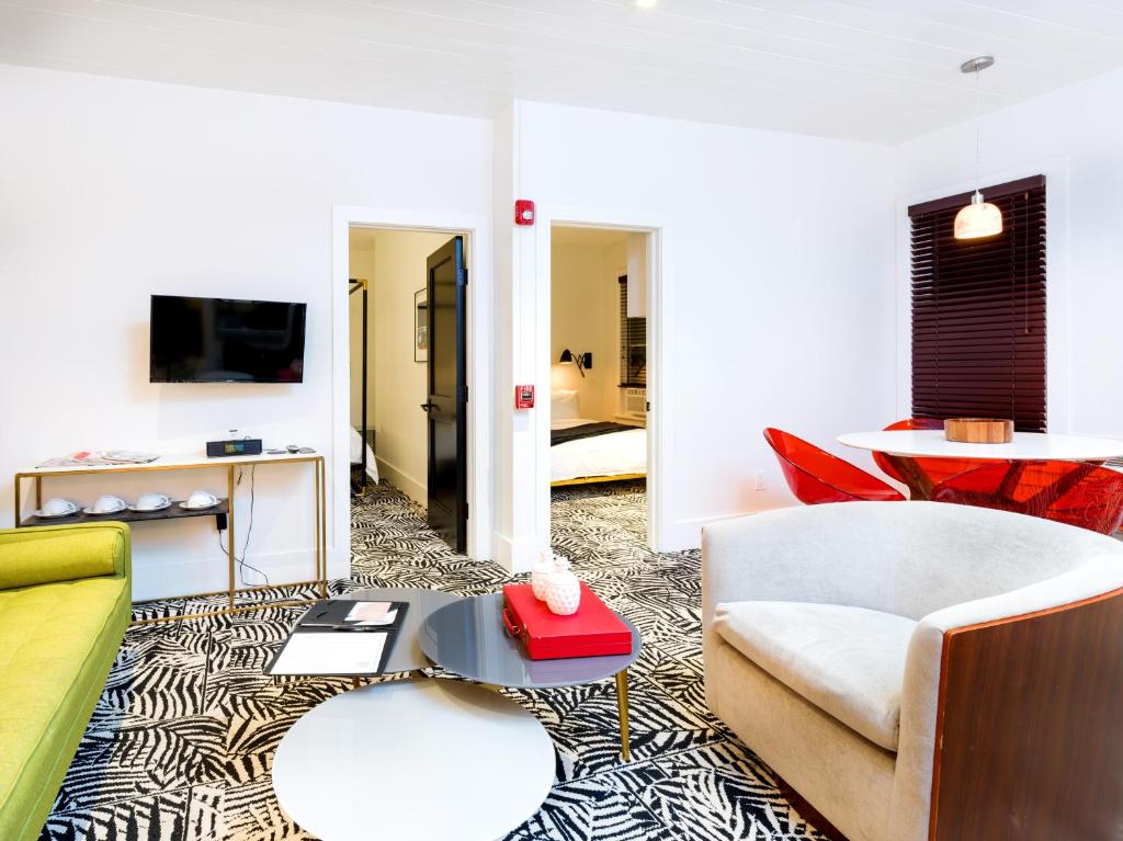 TV a/nebo společenská místnost v ubytování American Beech Hotel