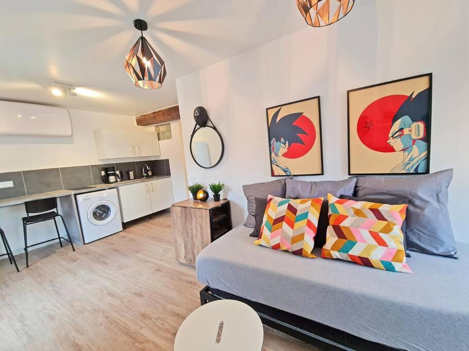 un salon avec un lit et une cuisine dans l'établissement GregBnb - T2 Design 38m2 - Toulon Est - Wifi Fibre - n7, à Toulon