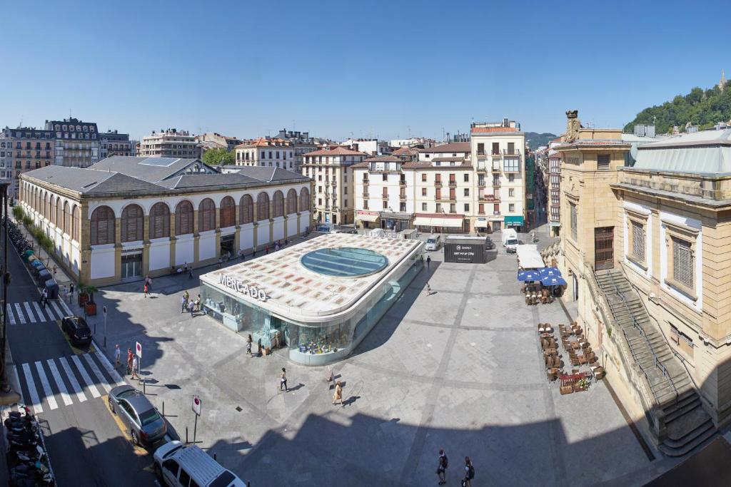 einen Luftblick auf eine Stadtstraße mit Gebäuden in der Unterkunft Aldamar Old Town - Romantic Historic Centre in San Sebastián