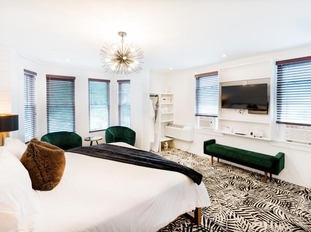 TV a/nebo společenská místnost v ubytování American Beech Hotel