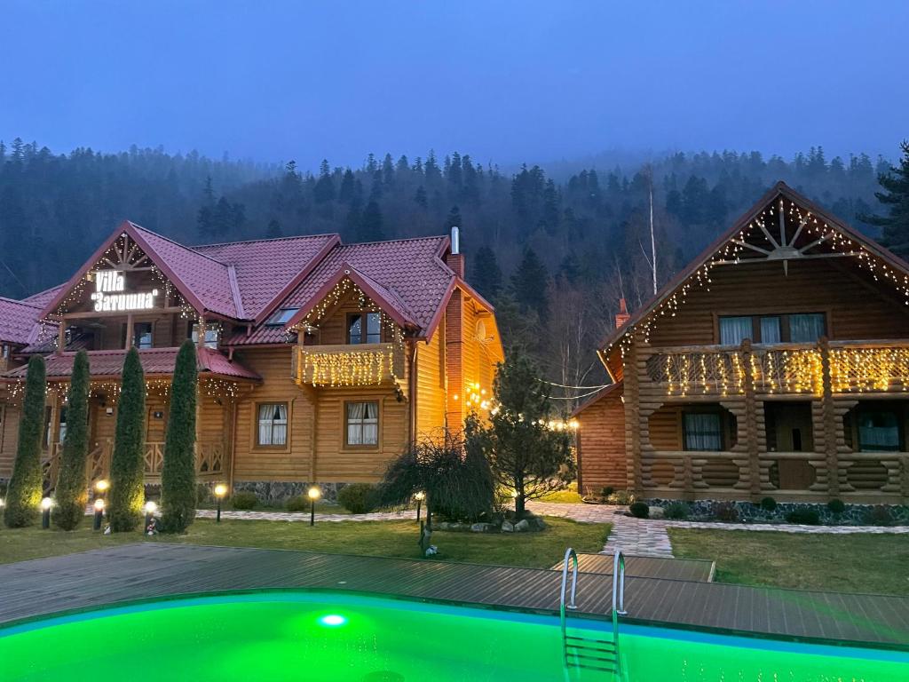 Bazén v ubytování Villa "Затишна" nebo v jeho okolí
