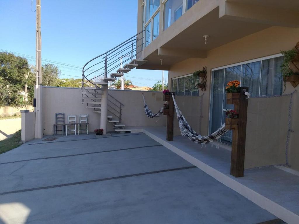 un edificio con un porche con una cadena y escaleras en RESIDENCIAL LAGOA DUNAS, en Imbituba