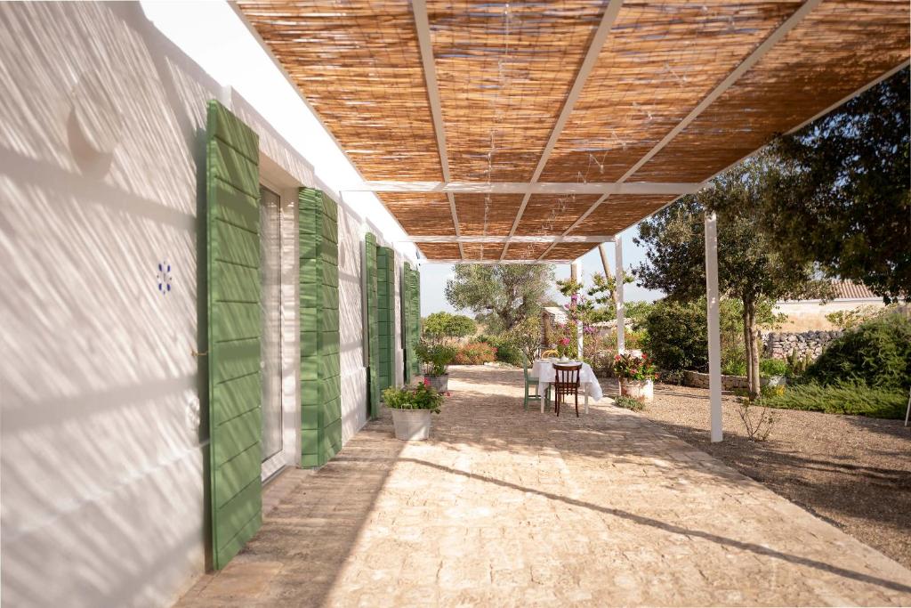 eine Veranda eines Hauses mit Holzdecke in der Unterkunft Agriturismo La Civetta in Gioia del Colle