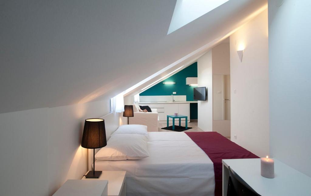 Llit o llits en una habitació de Attic Apartments Split