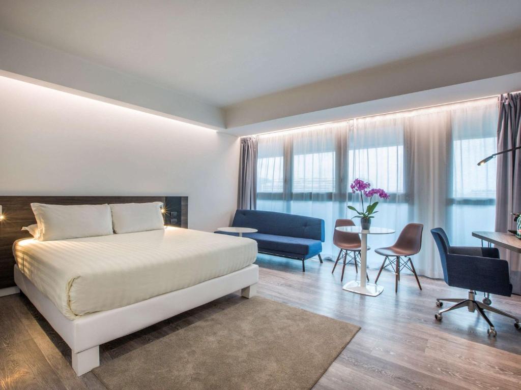 Postel nebo postele na pokoji v ubytování Novotel Roma Eur