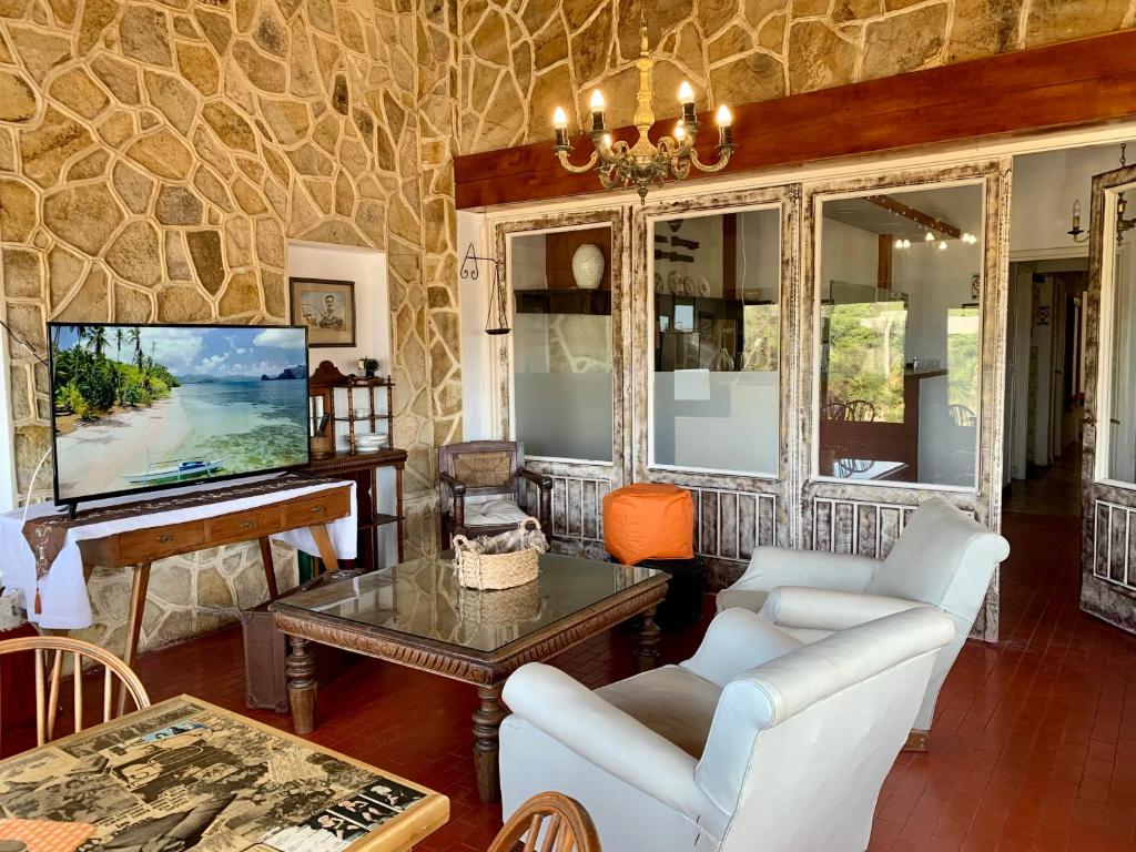 a living room with a table and a tv at Casa Chiozza in San Bernardo