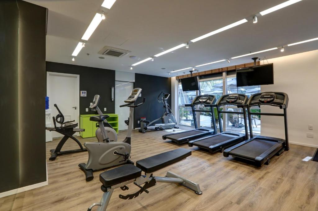 a gym with several treadmills and exercise bikes at Comfort Hotel Guarulhos Aeroporto in Guarulhos
