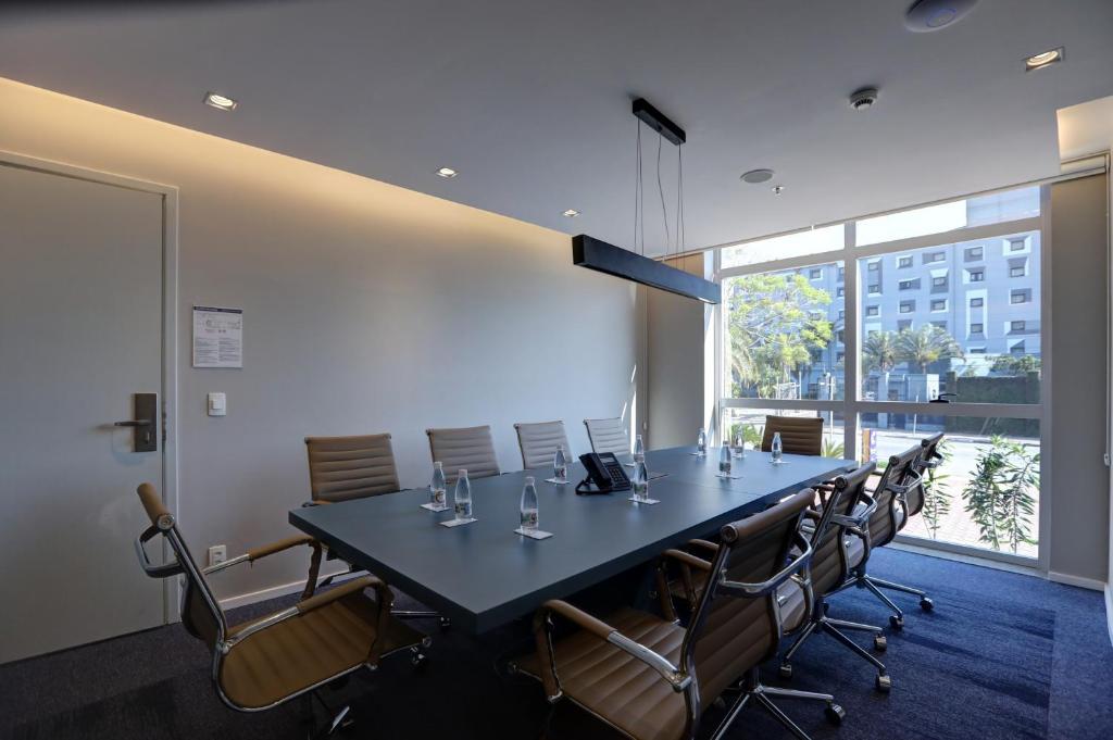 a conference room with a long table and chairs at Comfort Hotel Guarulhos Aeroporto in Guarulhos