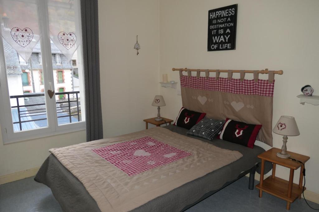 - une chambre avec un lit recouvert d'une couverture rose dans l'établissement Location Le Pim's à 