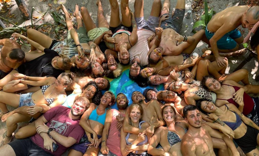 Eine Gruppe von Menschen, die sich für ein Bild in einem Pool posieren in der Unterkunft Lagarto Na Banana Hostel in Pipa