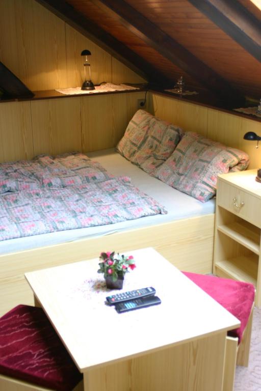 Łóżko lub łóżka w pokoju w obiekcie Pension U Vlášků