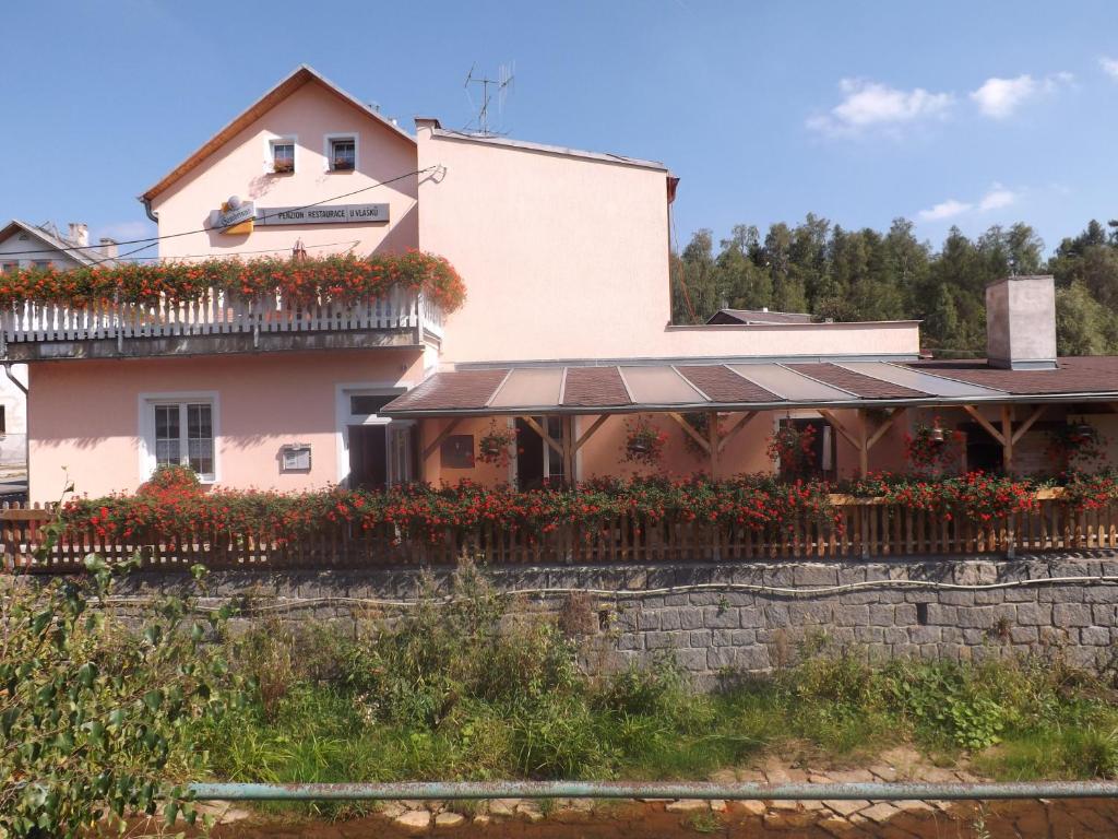 dom z kwiatami przed nim w obiekcie Pension U Vlášků w Karlowych Warach