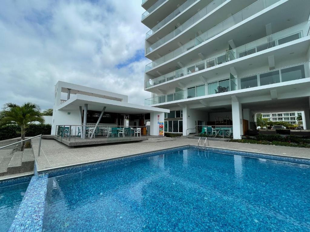 una gran piscina frente a un edificio en Resort Playa Azul 3 Dormitorios, en Tonsupa