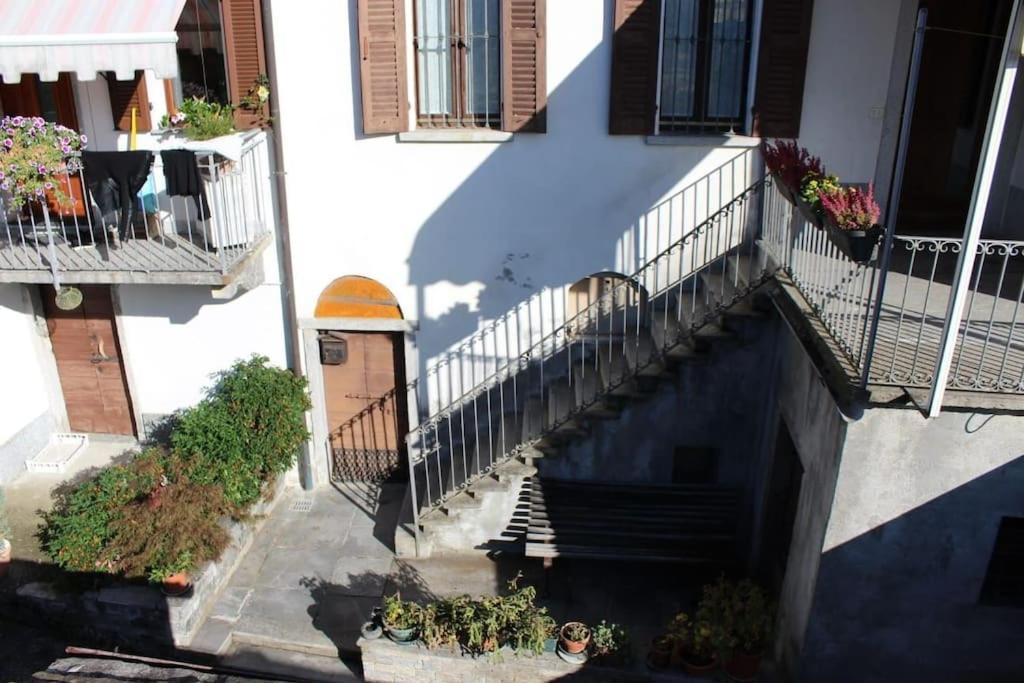 einen Blick über eine Treppe in einem Gebäude in der Unterkunft la casa nel prunent in Trontano